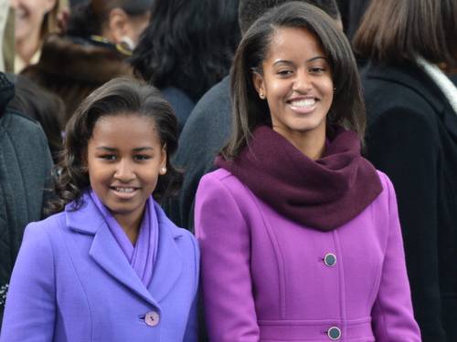 Malia está à direita, com o casaco lilás da J.Crew. Foto: JEWEL SAMAD / AFP/ Malia está à direita, com o casaco lilás da J.Crew. Foto: JEWEL SAMAD / AFP/