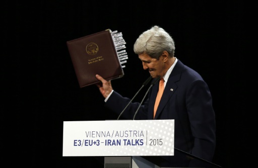 O secretário de Estado americano, John Kerry, exibe o acordo durante uma entrevista coletiva em Viena. Fotos: CARLOS BARRIA/ POOL/AFP/ O secretário de Estado americano, John Kerry, exibe o acordo durante uma entrevista coletiva em Viena. Fotos: CARLOS BARRIA/ POOL/AFP/