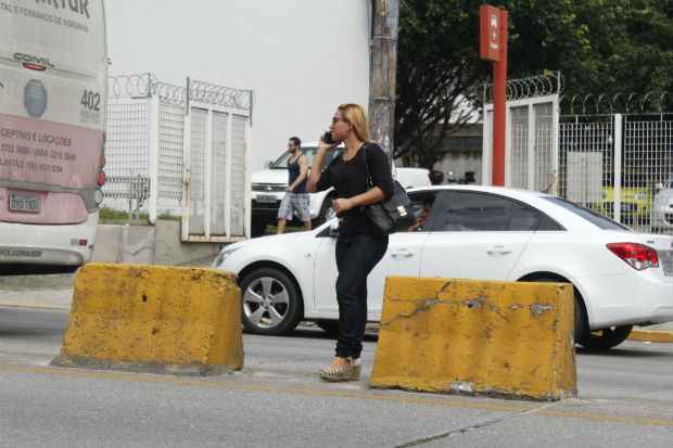 Pedestre acaba usando gelo-baiano como apoio durante a travessia entre calçadas na Avenida Norte. Foto: Rodrigo Silva/Esp. DP/DA Press/ Pedestre acaba usando gelo-baiano como apoio durante a travessia entre calçadas na Avenida Norte. Foto: Rodrigo Silva/Esp. DP/DA Press/