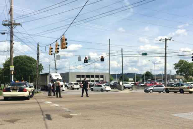 Policiais são vistos no local onde quatro militares e um atirador foram mortos, em Chattanooga, Tennessee, no dia 16 de julho de 2015. Foto: Chloe Morrison/AFP/ Policiais são vistos no local onde quatro militares e um atirador foram mortos, em Chattanooga, Tennessee, no dia 16 de julho de 2015. Foto: Chloe Morrison/AFP/