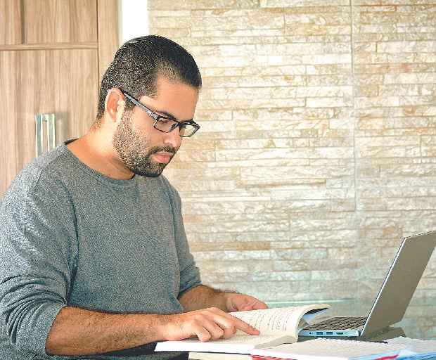 Igor Souza, que estuda para concurso do TJPE, acredita que preparação desde a época do colégio ajuda bastante.
Foto: Guilherme Verissimo/Esp. DP/D.A Press/ Igor Souza, que estuda para concurso do TJPE, acredita que preparação desde a época do colégio ajuda bastante.
Foto: Guilherme Verissimo/Esp. DP/D.A Press/