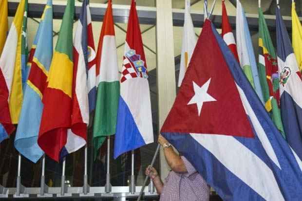 Funcionário do departamento de Estado americano coloca a bandeira cubana entre as dos demais países. Foto: Paul J.Richards/AFP/ Funcionário do departamento de Estado americano coloca a bandeira cubana entre as dos demais países. Foto: Paul J.Richards/AFP/