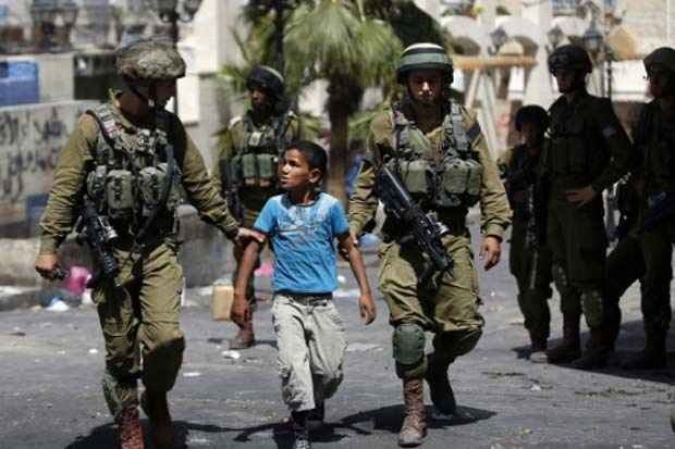 Soldados de Israel prendem um menino palestino após confrontos na cidade de Hebron, Cisjordânia, em junho de 2014. Foto: Thomas Coex/AFP/ Soldados de Israel prendem um menino palestino após confrontos na cidade de Hebron, Cisjordânia, em junho de 2014. Foto: Thomas Coex/AFP/