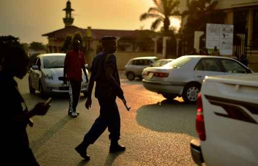 Policial no local de um ataque a granada, na cidade de Bujumbura. Foto: Carl de Souza/ AFP/ Policial no local de um ataque a granada, na cidade de Bujumbura. Foto: Carl de Souza/ AFP/
