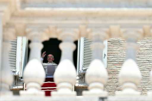 O Papa Francisco acena da janela do Palácio Apostólico, no Vaticano. Foto: Gabriel Bouys/AFP/ O Papa Francisco acena da janela do Palácio Apostólico, no Vaticano. Foto: Gabriel Bouys/AFP/