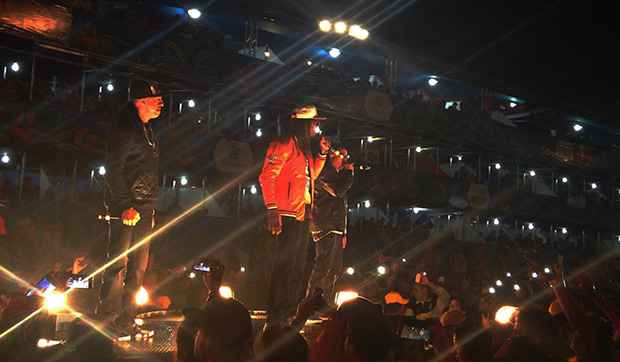 Racionais se aproximaram da plateia, que cantou e pulou durante todo o show. Foto: Larissa Lins/DP/DA Press