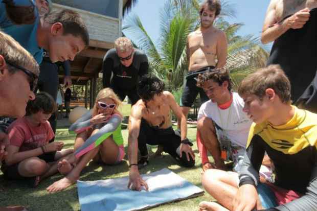 O profissional realiza um briefing antes de cada percurso. Foto: Surfin Sem Fim/Divulgação