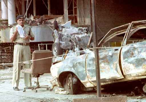 (13/03/1993) Carro incendiado em frente à sede da Air India em Mumbai. Foto:Douglas E. Curran/ AFP