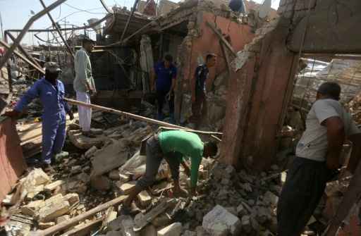 Iraquianos procuram restos nos destroços após um grande ataque suicida assumido pelo Estado Islâmico em Khan Bani Saad, a 20km de Bagdá, no dia 18 de julho de 2015. Foto:Ahmad al-Rubaye/ AFP/Arquivos