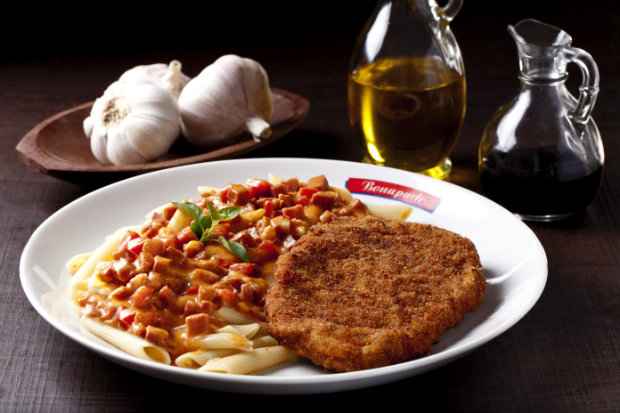 Penne com ragu acompanha bife empanado