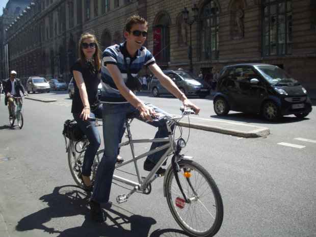 Casal anda de bicicleta por Paris. Agora eles poderão "furar" semáforos vermelhos pela cidade para melhorar o trânsito. (Foto: Domínio público)/ Casal anda de bicicleta por Paris. Agora eles poderão "furar" semáforos vermelhos pela cidade para melhorar o trânsito. (Foto: Domínio público)/