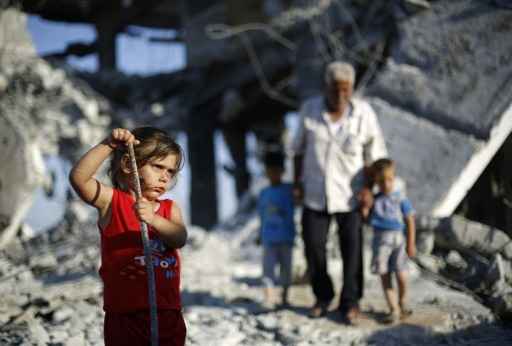 Menina brinca nos escombros de prédios destruídos nos 50 dias de guerra em Gaza. Foto: MOHAMMED ABED/ AFP/ Menina brinca nos escombros de prédios destruídos nos 50 dias de guerra em Gaza. Foto: MOHAMMED ABED/ AFP/