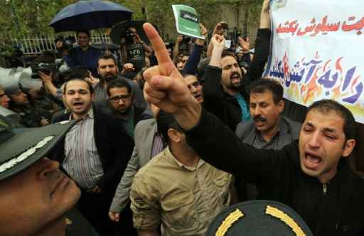 Iranianos participam de um protesto contra o abuso sexual cometido por parte da polícia saudita contra jovens iranianos, no Teerã, no dia 11 de abril de 2015. Foto: Atta Kenar/ AFP/Arquivos/