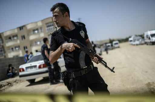 Um policial turco do lado de fora do prédio onde dois policias foram encontrados alvejados, em Ceylanpinar, no dia 22 de julho de 2015. Foto:  Bulent Kilic / AFP/Arquivos/