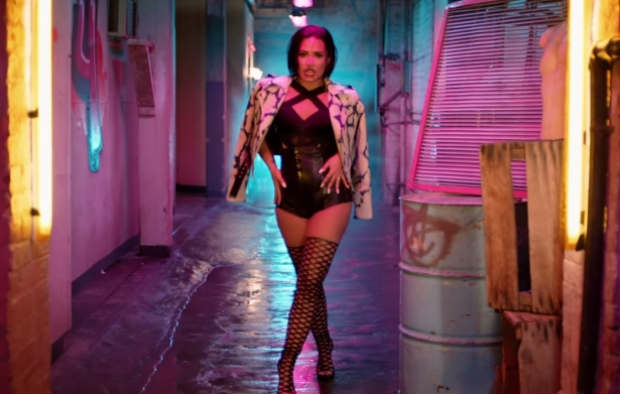 No vídeo, Demi aparece com visual ousado. Foto: Youtube/Reprodução/ No vídeo, Demi aparece com visual ousado. Foto: Youtube/Reprodução/