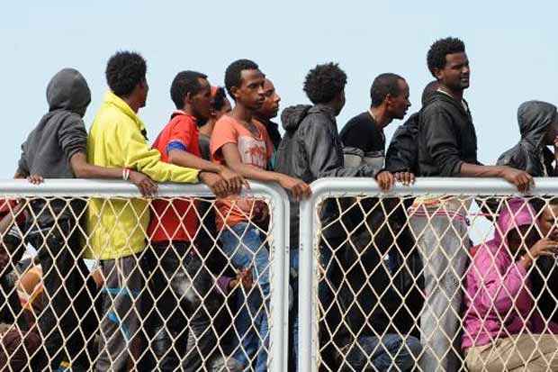 Migrantes aguardam para desembarcar depois de serem resgatados, no porto de Salerno, Itália, no dia 5 de maio de 2015. Foto: Mario Laporta/AFP/ Migrantes aguardam para desembarcar depois de serem resgatados, no porto de Salerno, Itália, no dia 5 de maio de 2015. Foto: Mario Laporta/AFP/