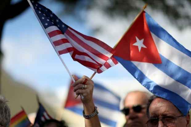 As bandeiras de Estados Unidos e Cuba são vistas em Miami, no dia 20 de dezembro de 2014. Foto: Joe Raedle/Getty Images North America/AFP/Arquivos/ As bandeiras de Estados Unidos e Cuba são vistas em Miami, no dia 20 de dezembro de 2014. Foto: Joe Raedle/Getty Images North America/AFP/Arquivos/