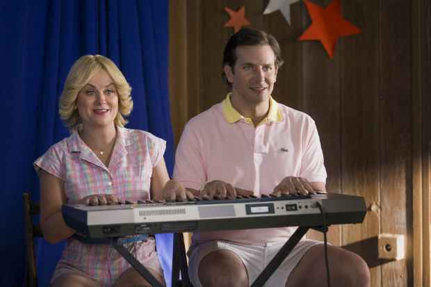Amy Poehler e Bradley Cooper em cena de Wet Hot American Summer. Foto: Netflix/Divulgação/ Amy Poehler e Bradley Cooper em cena de Wet Hot American Summer. Foto: Netflix/Divulgação/