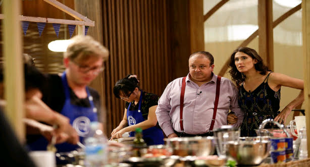 Jacquin e Paola observam desempenho de Murilo numa das provas em grupo do reality