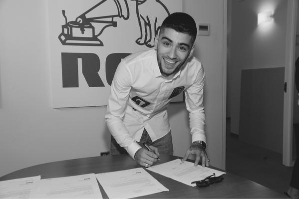 Zayn Malik postou foto assinando contrato com a gravadora RCA. Foto: Twitter/Reprodução/ Zayn Malik postou foto assinando contrato com a gravadora RCA. Foto: Twitter/Reprodução/