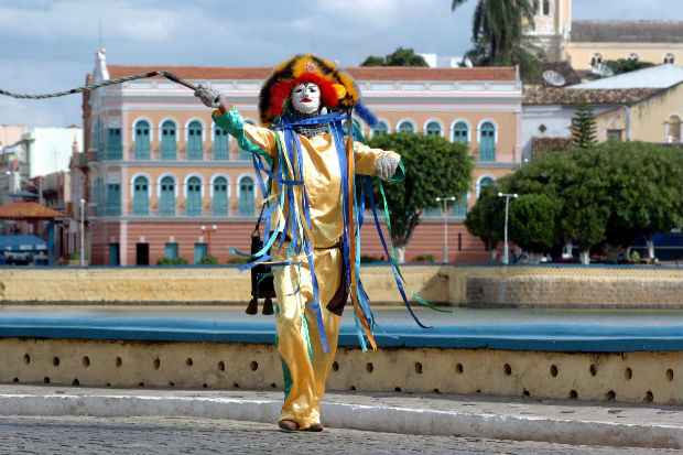 Um careta, s&iacute;mbolo do carnaval de Triunfo, em frente ao Cine Theatro Guarany, principal edifica&ccedil;&atilde;o da cidade. Foto: Teresa Maia/DP/DA Press/