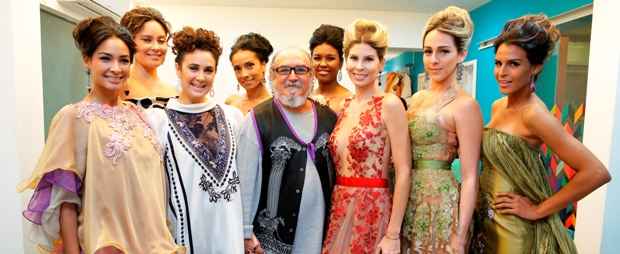 Jan Souza, ladeado pelas modelos que desfilaram a coleção. Foto: Agência Gleyson Ramos/Flávio Alves/Divulgação