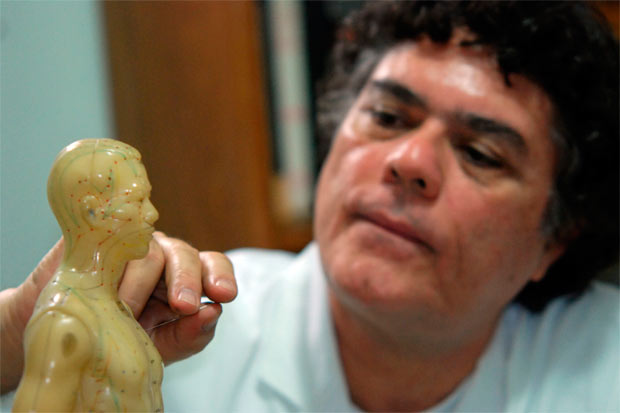 "Na medicina oriental, tratamos do todo, olhamos para a pessoa com uma lente grande angular... A mente do médico halopata é muito pequena", afirma o acupunturista Gustavo Sá Carneiro. Foto: Juliana Leitao/Arquivo DP/D.A.Press/ "Na medicina oriental, tratamos do todo, olhamos para a pessoa com uma lente grande angular... A mente do médico halopata é muito pequena", afirma o acupunturista Gustavo Sá Carneiro. Foto: Juliana Leitao/Arquivo DP/D.A.Press/