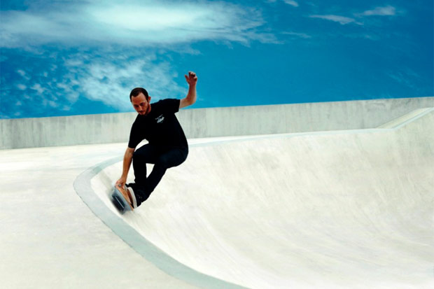 O skatista Ross McGouran testando o hoverboard no parque em Barcelona. Foto: Lexus/Divulgação/ O skatista Ross McGouran testando o hoverboard no parque em Barcelona. Foto: Lexus/Divulgação/