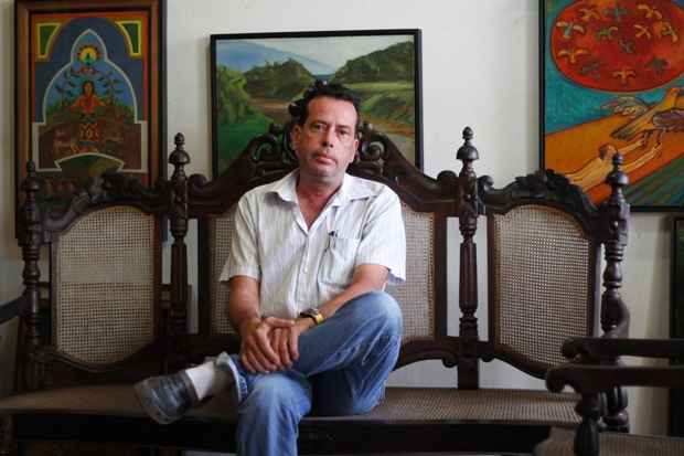 Marcelo Peregrino dá continuidade à arte do pai, também ensinada ao neto de Gilvan Samico. Foto: Rodrigo Silva/Especial para o DP/DA Press