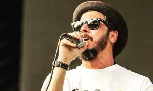 O vocalista Jorge Du Peuxe em show da Na&ccedil;&atilde;o Zumbi em Nova York, neste s&aacute;bado. Foto: Facebook/Reprodu&ccedil;&atilde;o/
