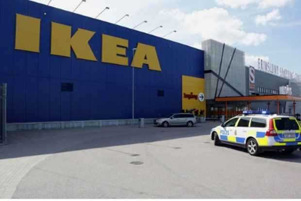 Duas pessoas foram mortas e um terceira ficou gravemente ferida em uma loja da rede de m&oacute;veis Ikea, em V&auml;ster&aring;s (centro da Su&eacute;cia), ao serem esfaqueadas por raz&otilde;es desconhecidas. Foto: Peter Kruger/Ag&ecirc;ncia TT/AFP/