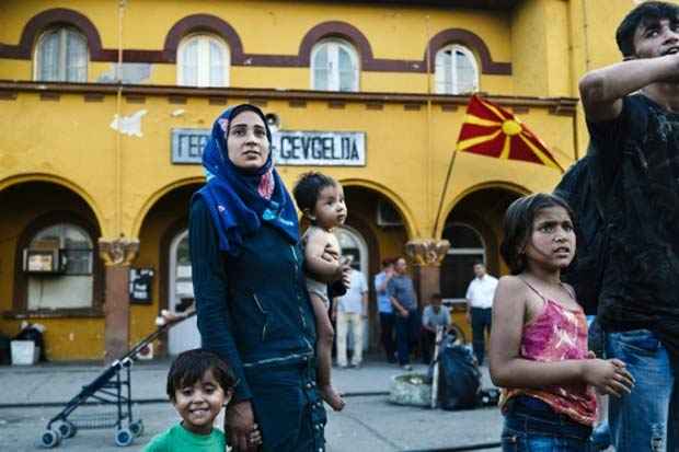 Uma família de migrantes em uma estação de trem em Gevgelija, no dia 10 de agosto de 2015. Foto: Dimitar Dilkoff/AFP/ Uma família de migrantes em uma estação de trem em Gevgelija, no dia 10 de agosto de 2015. Foto: Dimitar Dilkoff/AFP/
