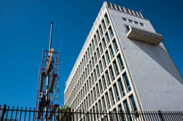 Trabalhadores preparam o mastro para a bandeira na embaixada americana em Havana, no dia 7 de agosto de 2015./Adalberto Roque/AFP Arquivos