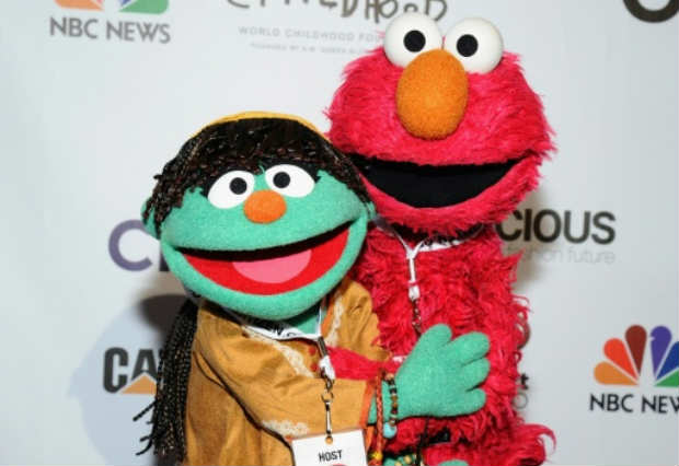 Personagens do Vila S&eacute;samo Raya (E) e Elmo em Nova York. Foto: GETTY IMAGES NORTH AMERICA/AFP/Arquivos Ilya S. Savenok/