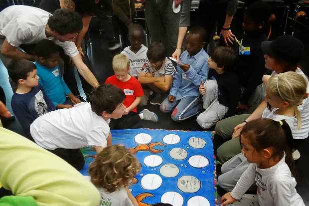 Crianças de Nantes recebem material realizado pelos meninos da Biblioteca Comunitária de Caranguejo tabaires.