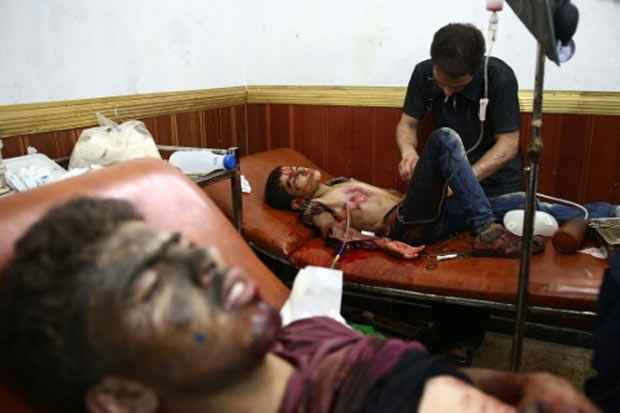 Sírios feridos recebem atendimento em hospital de Duma após ataques no domingo. Foto: Abd Doumany/AFP