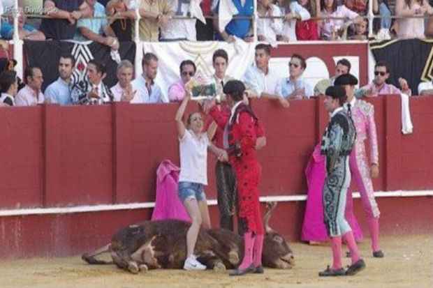 Quando o touro começou a ser brutalmente esfaqueado, e começou a chorar alto,Virginia pulou a cerca e foi até o animal. Foto: Eduardo Nieto / Reprodução/