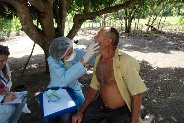 Bianca Santiago foi a campo na Para&iacute;ba, em 2013, para confirmar a tese de que a sa&uacute;de bucal n&atilde;o difere da sa&uacute;de geral, ambas influenciadas pelo contexto social em que o indiv&iacute;duo est&aacute; inserido . Foto: Arquivo pessoal/