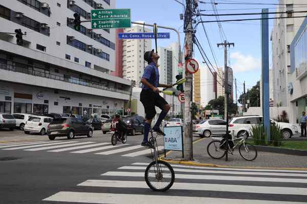 A placa no cruzamento da Rua Amélia com a Av.Rosa e Silva, sinaliza a divisão entre os bairros dos Aflitos e Espinheiro. Foto: Alcione Ferreira/DP/D.A Press/ A placa no cruzamento da Rua Amélia com a Av.Rosa e Silva, sinaliza a divisão entre os bairros dos Aflitos e Espinheiro. Foto: Alcione Ferreira/DP/D.A Press/