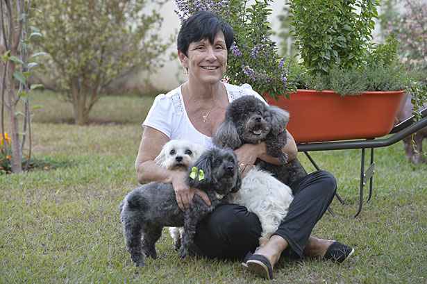 Márcia sabe que, em breve, terá que se despedir dos seus três cães: "Não quero descartá-los como se fossem uma embalagem". Foto: Marcelo Ferreira/CB/D.A Press/ Márcia sabe que, em breve, terá que se despedir dos seus três cães: "Não quero descartá-los como se fossem uma embalagem". Foto: Marcelo Ferreira/CB/D.A Press/