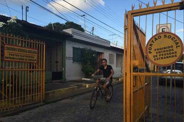 Rua Brasilândia, no bairro do Cordeiro, tem um portão amarelo com os dizeres "proibido entrada de pessoas estranhas". Foto: Ana Maria Nascimento/DP/D.A Press/ Rua Brasilândia, no bairro do Cordeiro, tem um portão amarelo com os dizeres "proibido entrada de pessoas estranhas". Foto: Ana Maria Nascimento/DP/D.A Press/