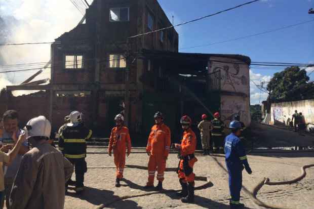 Prédio pegou fogo na tarde de sábado destruindo todo estoque da loja. Foto: Wagner Oliveira/DP/D.A.Press/