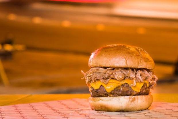 Hamburguer que vem com costelinha desfiada no molho barbecue &eacute; um dos mais pedidos do menu. Foto: Comunnik/Divulga&ccedil;&atilde;o/