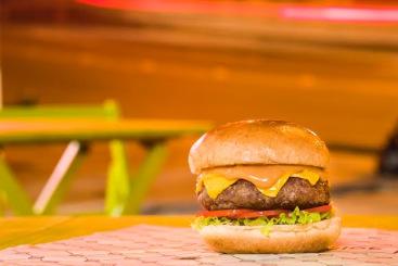 Angus Burguer é o carro chefe do espaço e pode ser montado com queijo e molho a escolha do cliente. Foto: Comunnik/Divulgação
