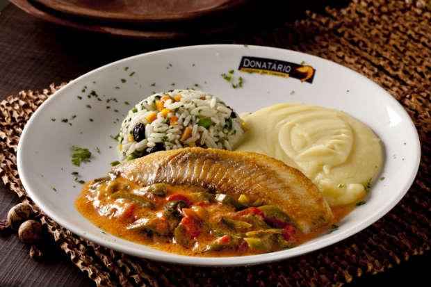 Entre os pratos oferecidos nos restaurantes está o filé de peixe ao molho de coco. Foto: Dante Barros/Divulgação/