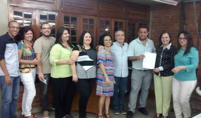 Reitora da UFRPE recebeu documenta&ccedil;&atilde;o antes da realiza&ccedil;&atilde;o da palestra. Foto: Divulga&ccedil;&atilde;o/