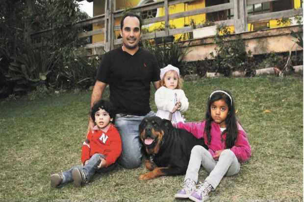 O veterinário Hoberdan Fernando Magalhães e seus sobrinhos Pedro Augusto e Luana Beatriz, de 2 anos, e Sophia Kellem, de 4, convivem bem com a cadela Rhara, de 6. Foto: Túlio Santos/ EM/ D. A Press/ O veterinário Hoberdan Fernando Magalhães e seus sobrinhos Pedro Augusto e Luana Beatriz, de 2 anos, e Sophia Kellem, de 4, convivem bem com a cadela Rhara, de 6. Foto: Túlio Santos/ EM/ D. A Press/