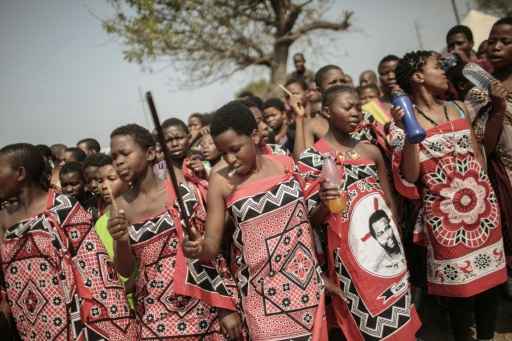 Vitrine do folclore local, dan&ccedil;a das virgens atrai dezenas de milhares de meninas. Foto: Gianluigi Guercia/AFP/