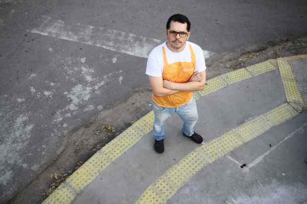 A acessibilidade da calçada, com piso tátil indicando obstáculos, foi priorizada pelo empresário Thiago Lugo. Foto: Guilherme Veríssimo/Esp.DP/D.A Press. 