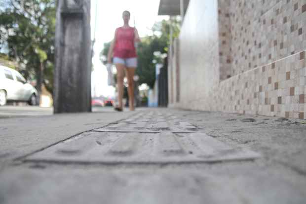Sombreamento, continuidade, acessiblidade, serviços e tamanho são os princípios de uma calçada ideal. Foto: Guilherme Veríssimo/DP/D.A Press.